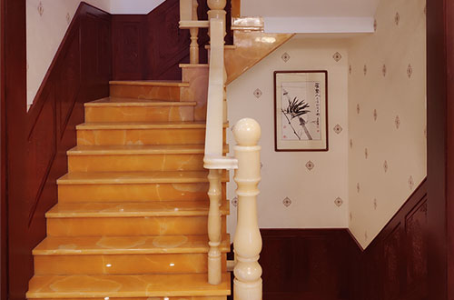 集贤中式别墅室内汉白玉石楼梯的定制安装装饰效果